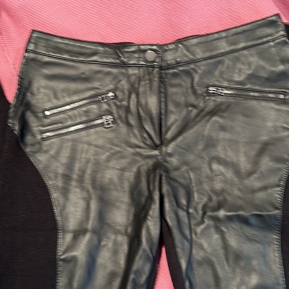 Black leather like & Stretch leggings with diagonal pockets BCBG  Medium - Picture 9 of 11